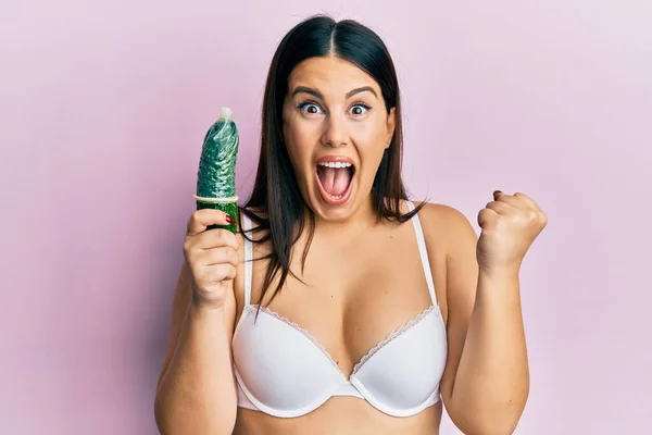 Mulher Morena Bonita Segurando Preservativo Pepino Para Educação Sexual Gritando — Fotografia de Stock