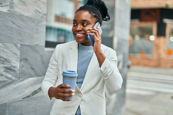 Jonge Afrikaanse Amerikaanse Zakenvrouw Gesprek Smartphone Het Drinken Van Koffie — Stockfoto