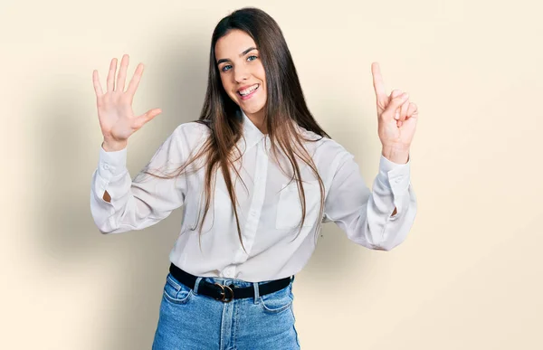 Mladá Brunetka Teenager Nosit Obchodní Bílé Tričko Ukazující Ukazující Nahoru — Stock fotografie