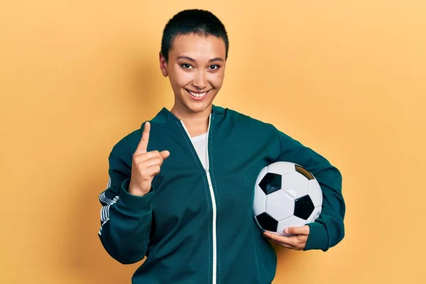 Piękna Latynoska Kobieta Krótkimi Włosami Trzymająca Piłkę Nożną Uśmiechnięta Pomysłem — Zdjęcie stockowe