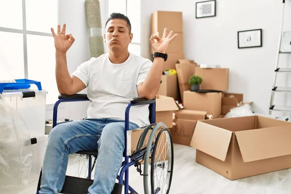 Junger Hispanischer Mann Der Rollstuhl Neuen Haus Sitzt Entspannt Sich — Stockfoto