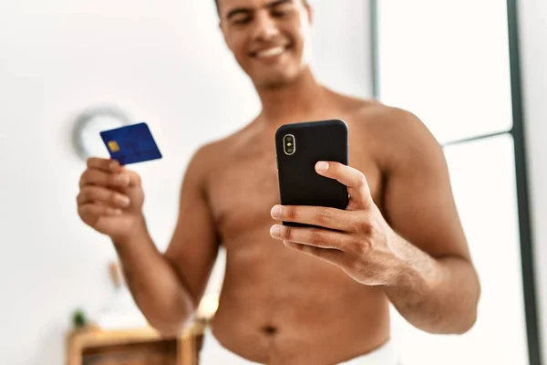 Genç Spanyol Adam Güzellik Merkezinde Akıllı Telefon Kredi Kartı Kullanarak — Stok fotoğraf
