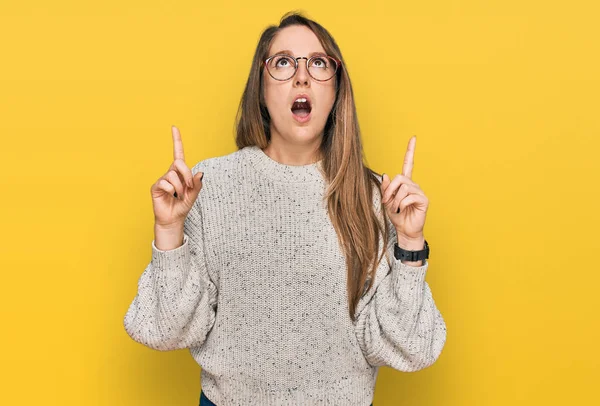 Ung Blond Kvinna Bär Casual Tröja Och Glasögon Förvånad Och — Stockfoto