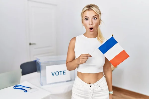 Mujer Caucásica Joven Las Elecciones Campaña Política Con Bandera Francia —  Fotos de Stock