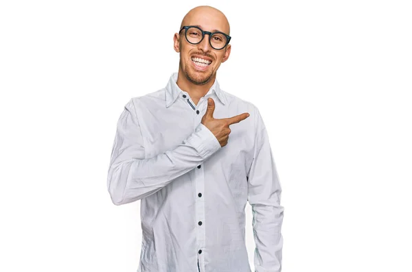 Homem Careca Com Barba Vestindo Camisa Negócios Óculos Alegres Com — Fotografia de Stock