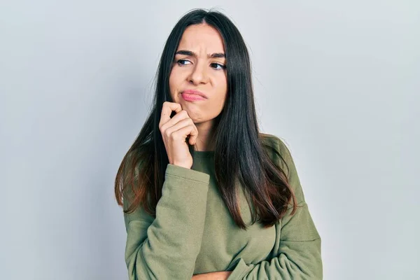 Giovane Donna Bruna Che Indossa Casual Maglione Verde Faccia Seria — Foto Stock