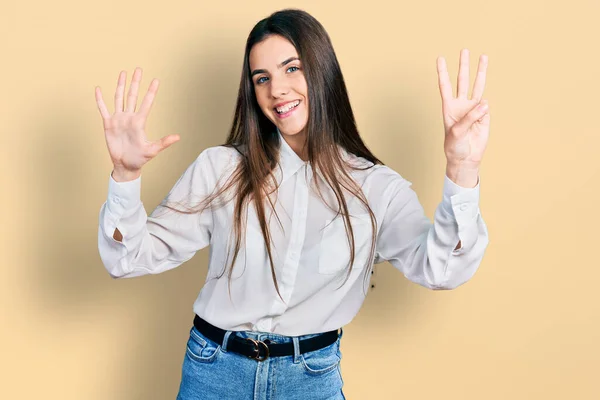 Молодая Брюнетка Подросток Белой Деловой Рубашке Показывает Показывает Пальцами Номер — стоковое фото