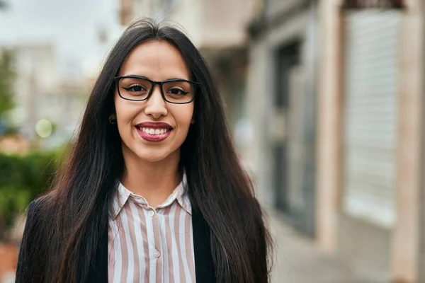 Молода Іспаномовна Бізнес Леді Посміхається Щасливий Стоячи Місті — стокове фото