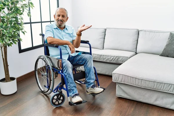 Schöner Älterer Herr Der Rollstuhl Wohnzimmer Sitzt Fröhlich Lächelt Und — Stockfoto