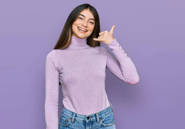 Joven Hermosa Adolescente Con Jersey Cuello Alto Sonriendo Haciendo Gesto — Foto de Stock