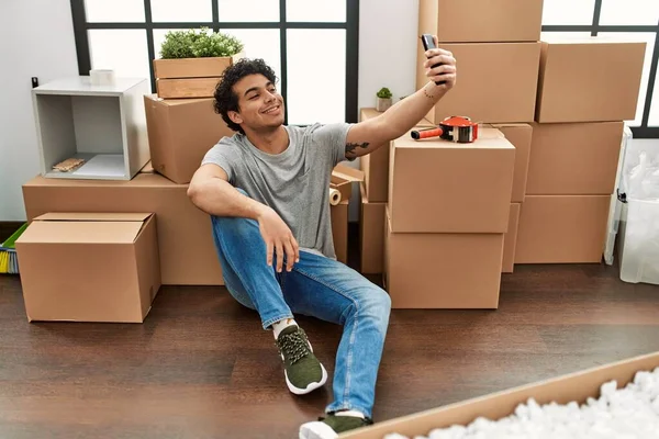 Joven Hombre Hispano Haciendo Selfie Por Teléfono Inteligente Sentado Suelo — Foto de Stock