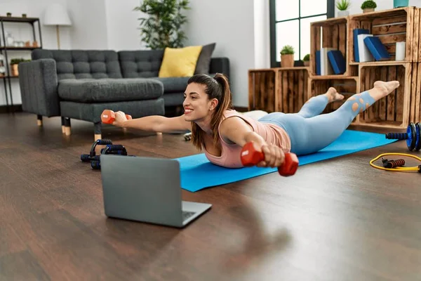 Young Woman Smiling Confident Having Online Training Class Using Dumbbells — Stock Photo, Image