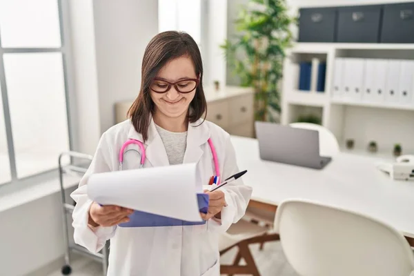 Sindrome Donna Che Indossa Uniforme Medico Lettura Rapporto Medico Presso — Foto Stock