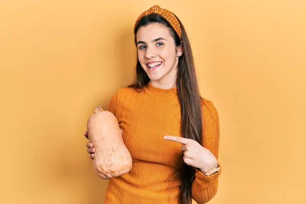 Jovem Morena Adolescente Segurando Saudável Abóbora Fresca Sorrindo Feliz Apontando — Fotografia de Stock