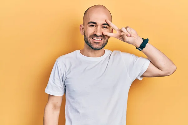 Jeune Homme Chauve Portant Shirt Blanc Décontracté Faisant Symbole Paix — Photo