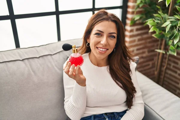 Jonge Spaanse Vrouw Glimlacht Zelfverzekerd Met Parfum Thuis — Stockfoto