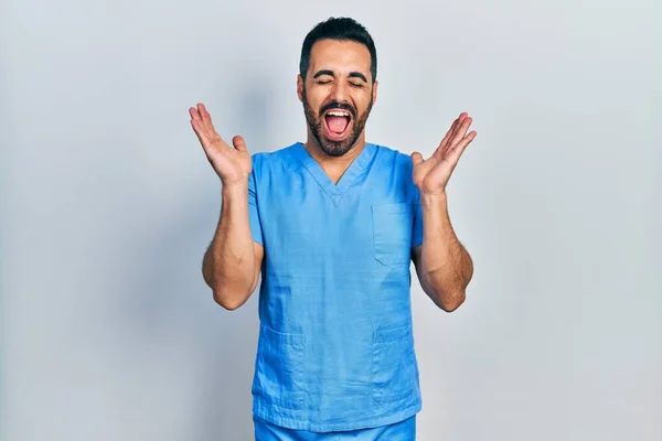 Όμορφος Ισπανός Γενειάδα Που Φοράει Μπλε Στολή Νοσοκόμας Που Γιορτάζει — Φωτογραφία Αρχείου