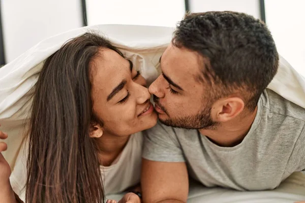 Tineri Latin Cuplu Sărutându Acoperind Foaie Pat Întinsă Pat — Fotografie, imagine de stoc