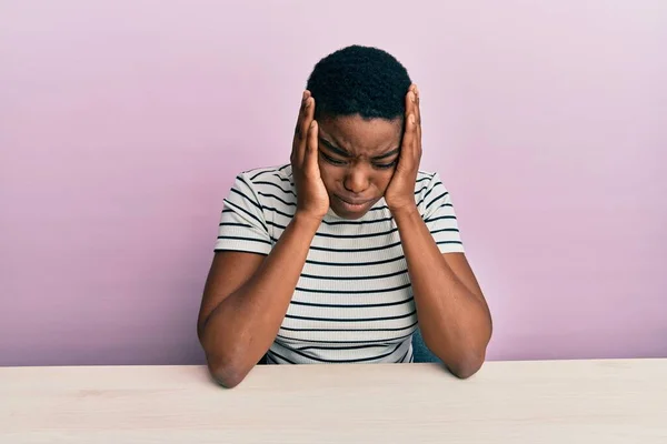 Ung Afrikansk Amerikansk Kvinna Bär Casual Kläder Sitter Bordet Lider — Stockfoto