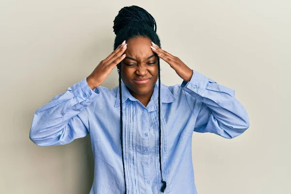 Africká Američanka Copánky Sobě Měla Neformální Modrou Košili Rukou Hlavě — Stock fotografie