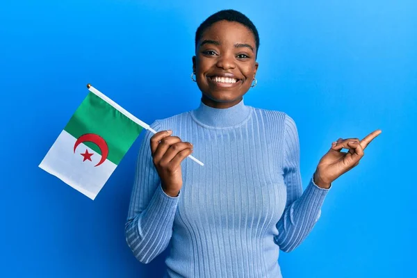 Joven Mujer Afroamericana Sosteniendo Bandera Algeria Sonriendo Feliz Señalando Con — Foto de Stock