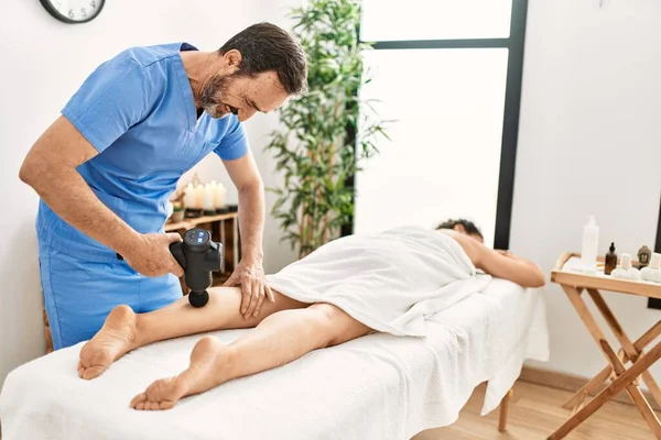 Uomo Donna Mezza Età Che Indossano Uniforme Del Terapeuta Con — Foto Stock