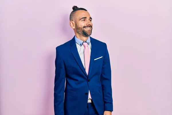 Junger Hispanischer Mann Businessanzug Und Krawatte Der Mit Einem Lächeln — Stockfoto