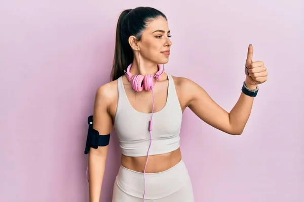 Ung Latinamerikansk Kvinna Klädd Gympakläder Och Med Hörlurar Ser Stolt — Stockfoto
