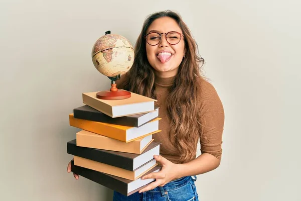 Молодая Латиноамериканка Изучающая Географию Торчащая Языком Довольная Смешным Выражением Лица — стоковое фото