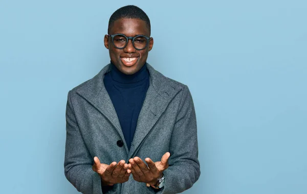 若いアフリカ系アメリカ人の男性がビジネス服や眼鏡を手で一緒に受信またはジェスチャーを手のひらで笑顔を着て 保持し保護する — ストック写真