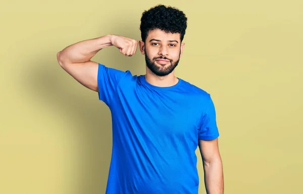 Jovem Árabe Homem Com Barba Vestindo Casual Azul Shirt Forte — Fotografia de Stock