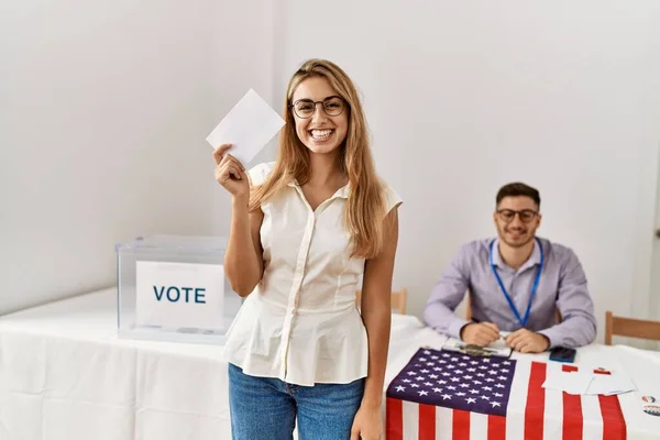 Jeune Électrice Américaine Souriante Heureuse Tenant Vote Collège Électoral — Photo