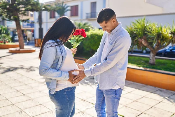 Joven Pareja Latina Esperando Sorpresa Del Bebé Con Flores Parque —  Fotos de Stock