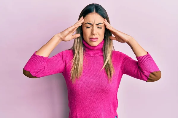 Ung Latinamerikansk Kvinna Klädd Avslappnade Kläder Med Hand Huvudet Huvudvärk — Stockfoto