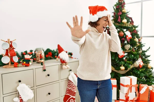 Orta Yaşlı Spanyol Kadın Noel Ağacının Yanında Dikilip Ellerle Gözlerini — Stok fotoğraf