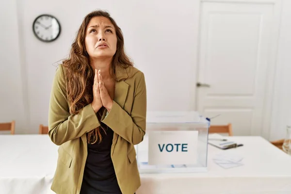 Beautiful Hispanic Woman Standing Political Campaign Room Begging Praying Hands — Stock Photo, Image