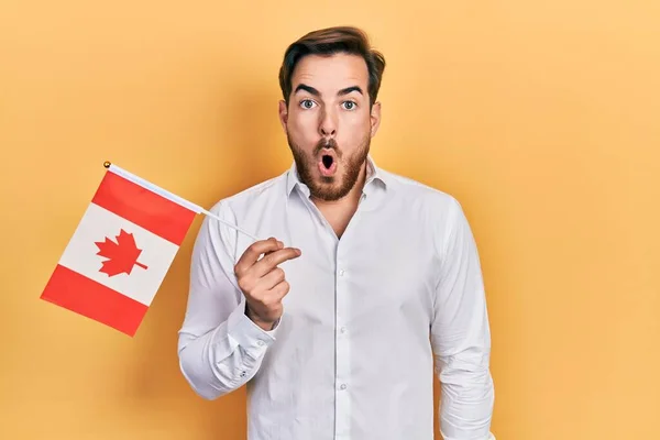 Bell Uomo Caucasico Con Barba Che Tiene Bandiera Del Canada — Foto Stock