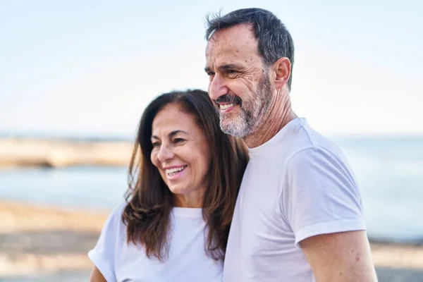中年男性と女性のカップルが一緒に海辺に立って — ストック写真