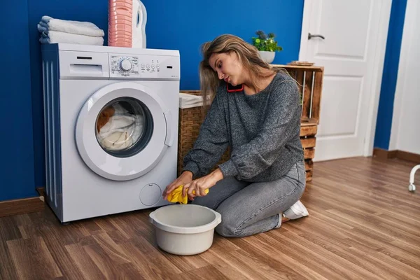 Ung Blond Kvinna Talar Smartphone Väntar Tvättmaskin Tvättstugan — Stockfoto