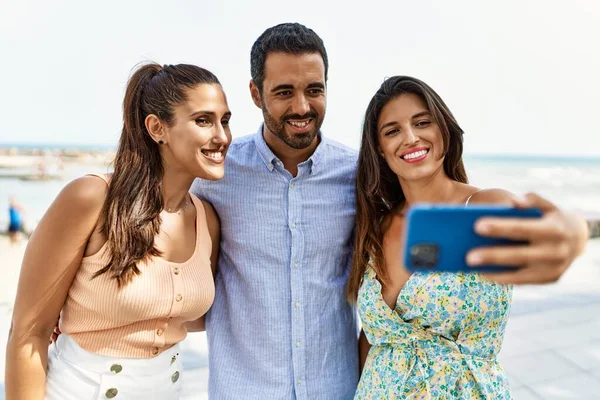Tre Giovani Amici Ispanici Sorridenti Felici Fanno Selfie Dallo Smartphone — Foto Stock