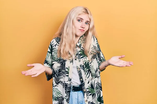 Beautiful Caucasian Woman Blond Hair Wearing Tropical Shirt Clueless Confused — Stock Photo, Image