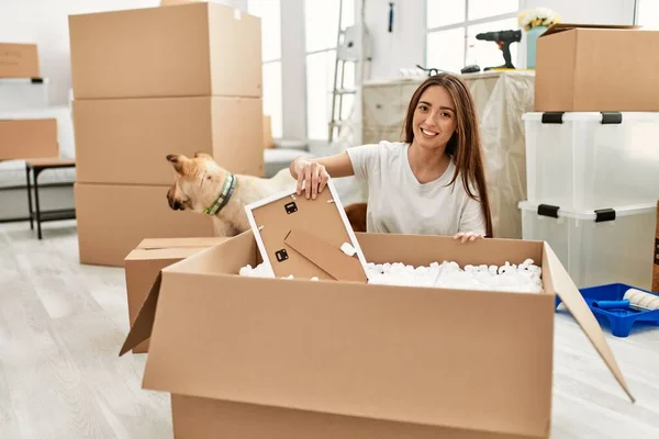 Ung Latinamerikansk Kvinna Unboxing Paket Sitter Golvet Med Hund Nytt — Stockfoto