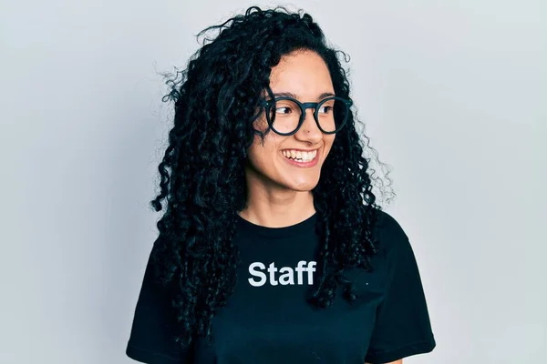 Jonge Latijns Amerikaanse Vrouw Met Krullend Haar Draagt Personeel Shirt — Stockfoto