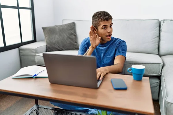 Ung Stilig Latinamerikan Som Använder Laptop Som Sitter Golvet Och — Stockfoto