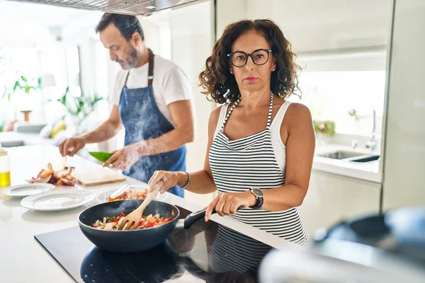 Pareja Mediana Edad Cocinando Comida Mediterránea Casa Actitud Pensamiento Expresión —  Fotos de Stock