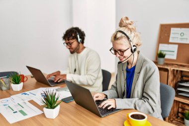 Ofiste çalışan iki çağrı merkezi ajanı..