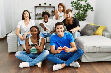 Evde oyun oynarken gülümseyen bir grup genç arkadaş..