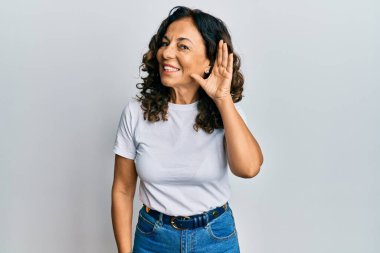 Orta yaşlı İspanyol kadın, günlük beyaz tişört giyip, kulağı kulağında dedikodu ve dedikodulara kulak misafiri oluyor. Sağırlık kavramı. 