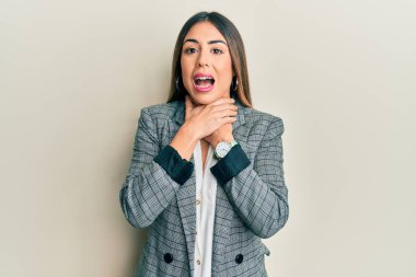 Genç İspanyol kadın iş kıyafetleri giyip bağırıyor ve boğularak ölüyor çünkü boğularak can yakıyor. Sağlık problemi. Boğulma ve intihar konsepti. 