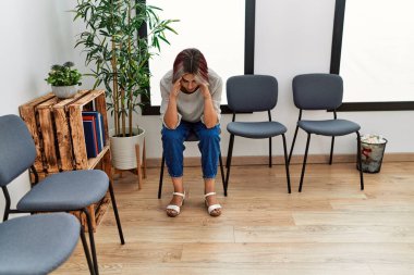 Genç beyaz kız bekleme odasındaki sandalyede oturmaktan sıkıldı..